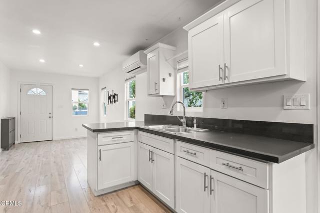 Detail Gallery Image 14 of 32 For 1047 E Brenner Pl, Long Beach,  CA 90813 - 2 Beds | 1 Baths