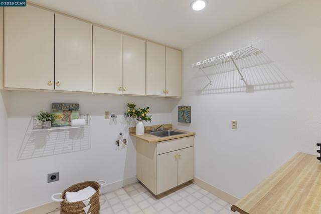 25 Watchwood Ct, Orinda CA: https://media.crmls.org/mediaz/1360e5da-ca67-4911-bb23-425312126204.jpg