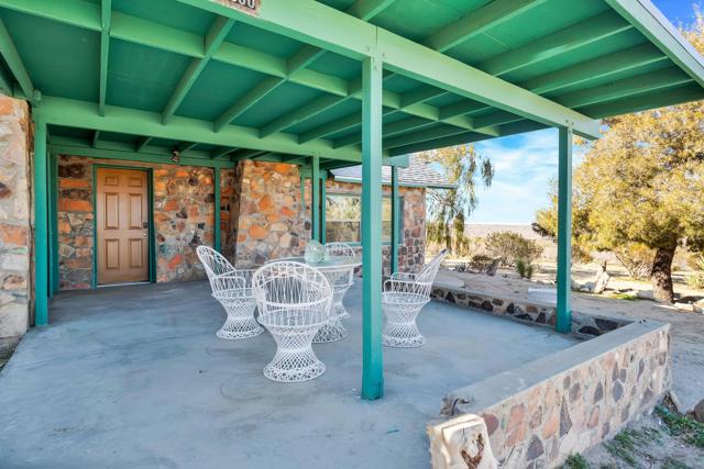 59800 Onaga Trail, Joshua Tree CA: https://media.crmls.org/mediaz/13615b53-fc38-4696-bd07-23adc2d05fd5.jpg
