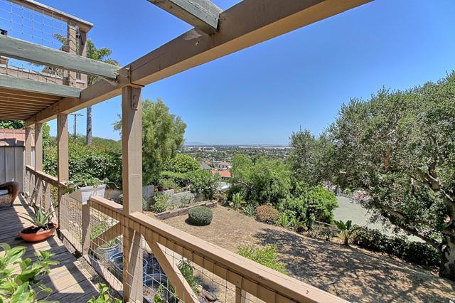 2108 Sunset Drive, Ventura CA: https://media.crmls.org/mediaz/13618f9a-7820-472e-8489-71eae3628048.jpg
