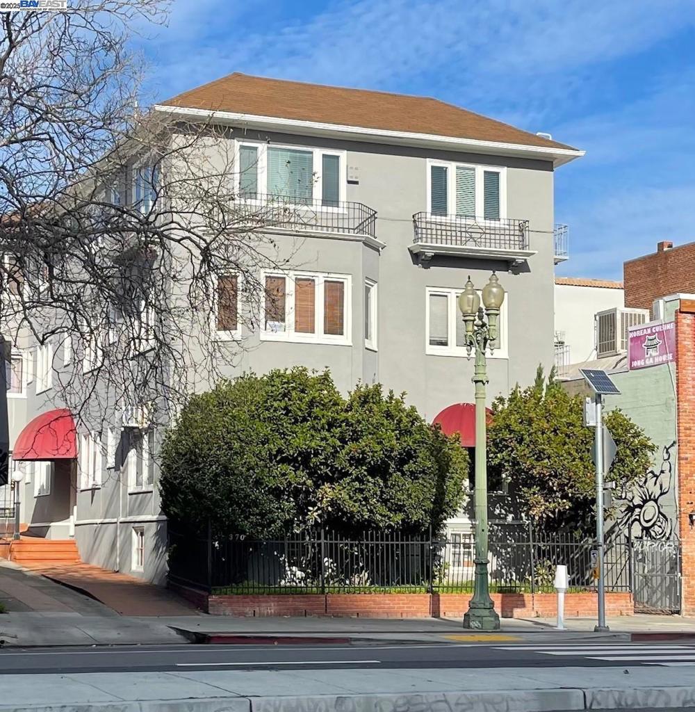 370 Grand Ave
