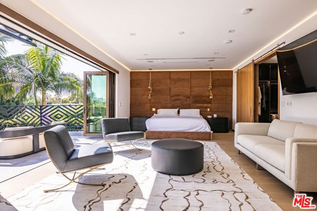 2717 Motor Avenue, Los Angeles CA: https://media.crmls.org/mediaz/1364898f-e9d2-4802-b932-59ec08e87da3.jpg