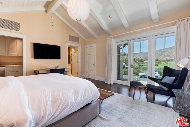 119 Malibu Colony Road, Malibu CA: https://media.crmls.org/mediaz/13649a07-f195-4293-af7b-3e87afd5af92.jpg