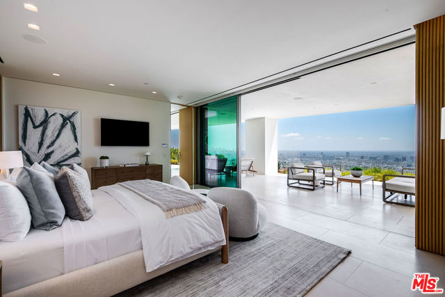 9016 Thrasher Avenue, Los Angeles CA: https://media.crmls.org/mediaz/1364d66c-79f2-443f-886c-ed14a464c007.jpg