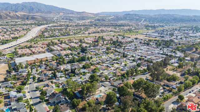 27933 Magic Mountain Lane, Canyon Country CA: https://media.crmls.org/mediaz/136594e3-8915-4620-a0b6-5da470c8ec53.jpg