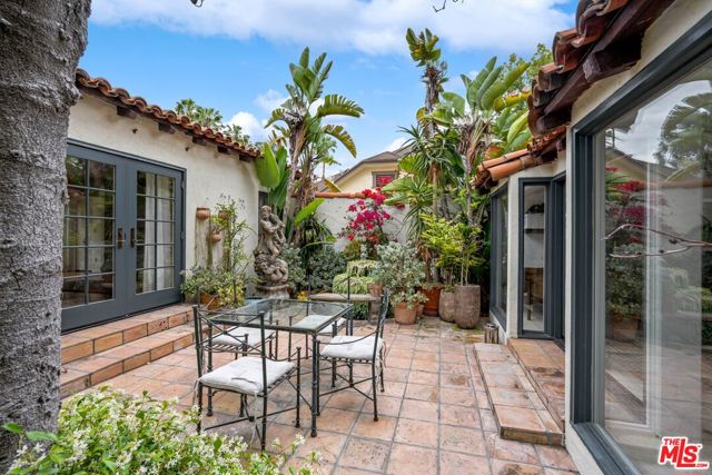902 S Highland Avenue, Los Angeles CA: https://media.crmls.org/mediaz/1365f11f-84bd-4e77-ae03-255f5fbe8951.jpg