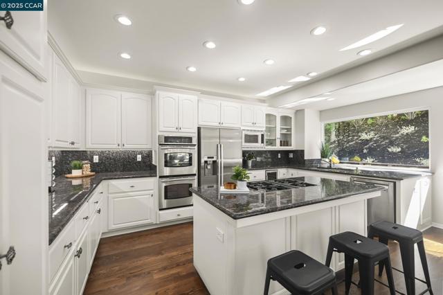 47 Kentfield Ct, Alamo CA: https://media.crmls.org/mediaz/136623b5-dd8c-489e-b128-8a0e22cec8a5.jpg