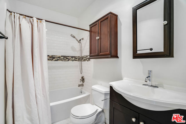 18307 Burbank Boulevard, Tarzana CA: https://media.crmls.org/mediaz/1367bbc1-ce2f-4fa2-bb6d-d9b04cef2e7a.jpg