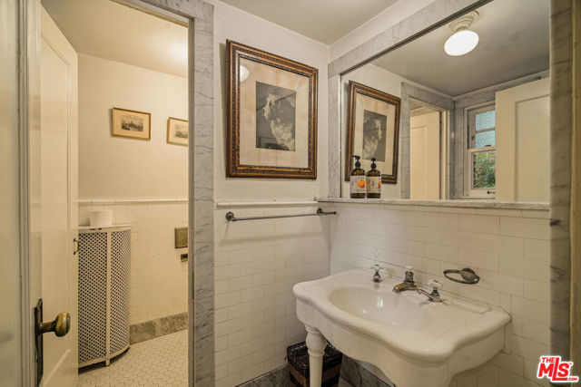 1130 Westchester Place, Los Angeles CA: https://media.crmls.org/mediaz/136824bf-376d-4643-a2db-43e391fed22a.jpg