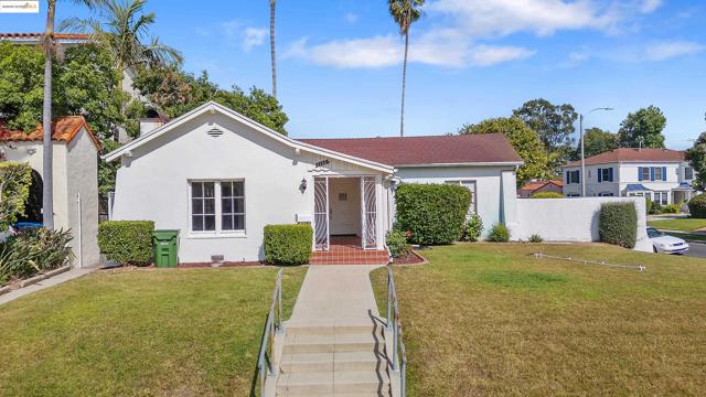 1136 S Ridgeley, Los Angeles CA: https://media.crmls.org/mediaz/1368b007-bcc7-48ea-9605-4a9e4d38cc71.jpg
