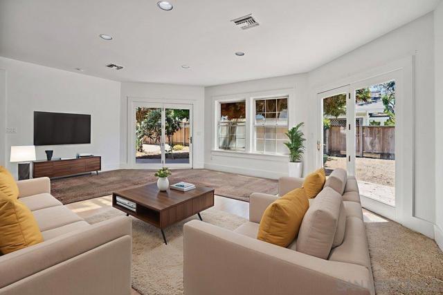 1312 3Rd St, Coronado CA: https://media.crmls.org/mediaz/1368dd41-0833-4281-867a-52e693b4d5b4.jpg