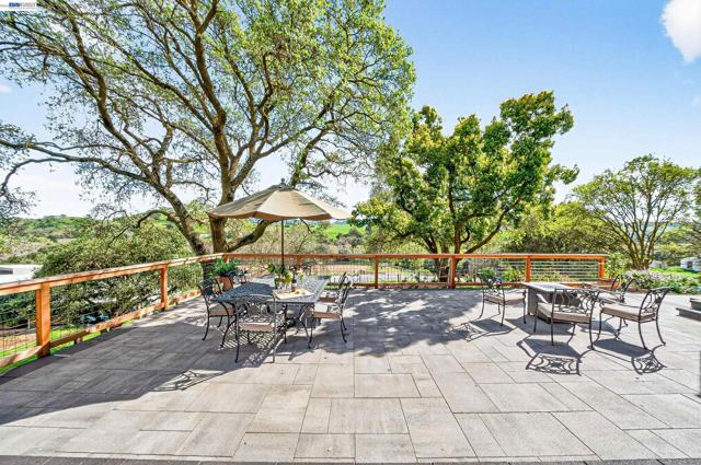 10700 Foothill Rd, Sunol CA: https://media.crmls.org/mediaz/1368deef-b37b-4326-a344-26c65c37d32f.jpg