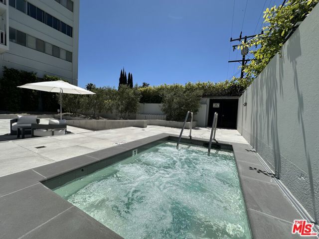 999 N Doheny Drive, West Hollywood CA: https://media.crmls.org/mediaz/13694cc8-9ce5-48c3-9553-9564cdd040f9.jpg