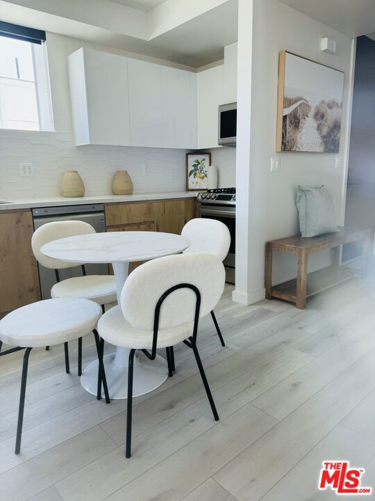 124 S Croft Avenue, Los Angeles CA: https://media.crmls.org/mediaz/136a2b02-d230-4661-be87-13d6edf816c4.jpg