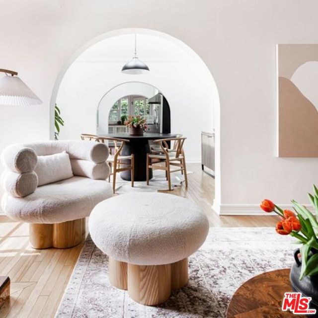 7257 Oakwood Avenue, Los Angeles CA: https://media.crmls.org/mediaz/136a3e89-ceee-43b0-ac51-322d844e0ab9.jpg