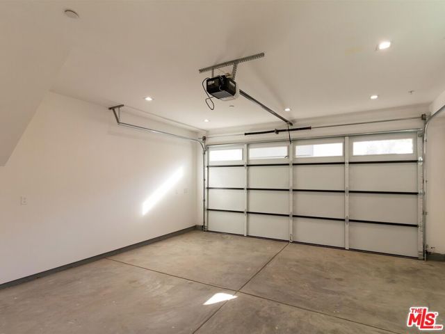 2817 1/2 S Redondo Boulevard, Los Angeles CA: https://media.crmls.org/mediaz/136aef29-12d8-4533-95aa-a461335bea09.jpg