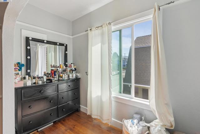 1706 Fairview St, Berkeley CA: https://media.crmls.org/mediaz/136affa9-ba12-4b58-a178-2684f68ad1dd.jpg