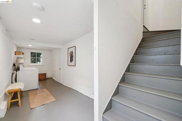 Image 32 of 46 For 741 Grosvenor Pl