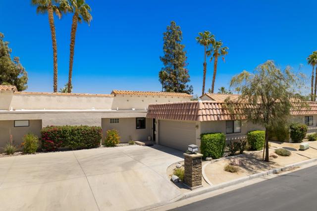 40960 La Costa W Circle, Palm Desert CA: https://media.crmls.org/mediaz/136c8622-3cc8-43f6-a8c1-9fc9981d02c2.jpg