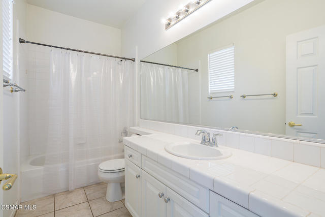 1034 Lambourne Place, Oak Park CA: https://media.crmls.org/mediaz/136ca63b-77bc-4cdf-8aa5-62a28b82f087.jpg