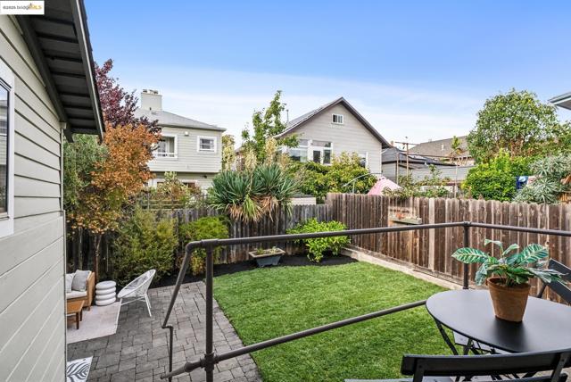 678 65Th St, Oakland CA: https://media.crmls.org/mediaz/136caa0f-3e51-46ca-9e96-0401bed6c417.jpg