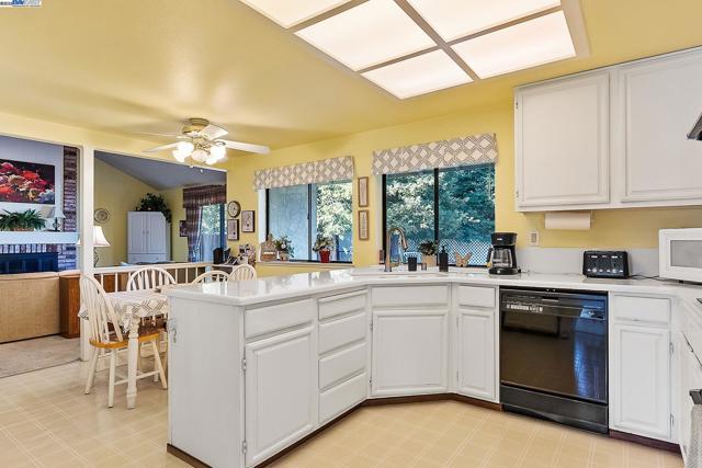 3803 Cheshire Ct, Pleasanton CA: https://media.crmls.org/mediaz/136ce085-da37-4c87-8e4f-0344fdd94916.jpg