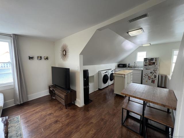 1525 Monroe Avenue, San Diego CA: https://media.crmls.org/mediaz/136d0d94-31d5-4189-b5d9-4cdffe89fde1.jpg