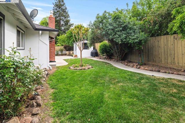 3231 Esperanza Dr, Concord CA: https://media.crmls.org/mediaz/136eb748-befc-4400-9658-f0372f39cea9.jpg