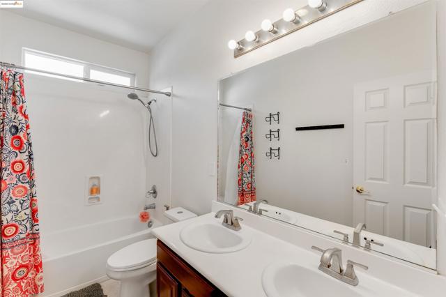 569 Primitivo Ct, Fairfield CA: https://media.crmls.org/mediaz/136f1363-dc86-4f33-b6d1-b9f261c61f97.jpg