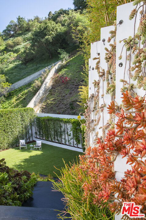 9852 San Circle, Beverly Hills CA: https://media.crmls.org/mediaz/136fbe71-c743-4bcb-9f4f-bacf4b03bd4e.jpg