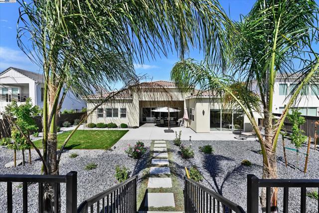 4072 Whitney Vista Ln, Rocklin CA: https://media.crmls.org/mediaz/136fe7e1-fe26-4f8b-8a20-88003acc29f7.jpg