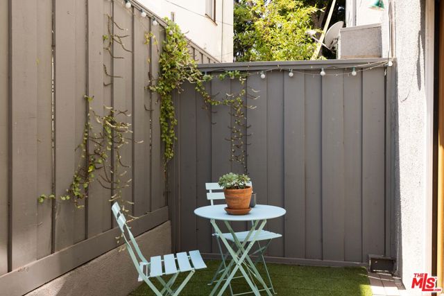 2408 34th Street, Santa Monica CA: https://media.crmls.org/mediaz/1370637d-045b-4899-89d7-b980ce9e8990.jpg