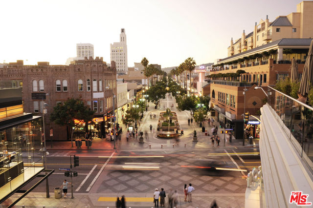 828 5th Street, Santa Monica CA: https://media.crmls.org/mediaz/137081cd-5070-4834-a4bb-9246999a2e85.jpg