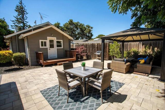 524 8th Avenue, Menlo Park CA: https://media.crmls.org/mediaz/137095bc-0d0c-4502-9dbf-5ea41a8d4d49.jpg