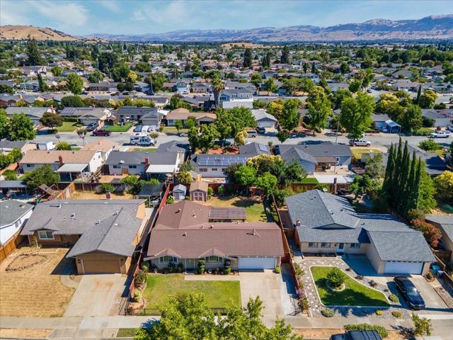 1239 Swaner Drive, Gilroy CA: https://media.crmls.org/mediaz/1370baed-91c7-4693-adb9-c0e065479503.jpg