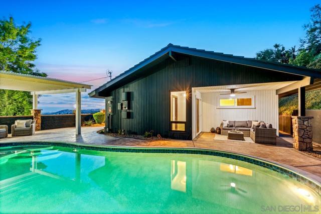 4911 Beaumont Dr, La Mesa CA: https://media.crmls.org/mediaz/1370c04b-e4b9-4e8e-aa3d-34a3fb16c7a1.jpg