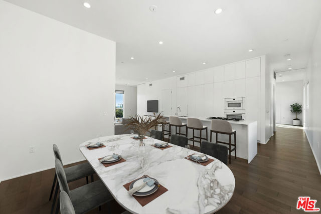 935 N San Vicente Boulevard, West Hollywood CA: https://media.crmls.org/mediaz/1370d429-7050-4113-95f9-a842ff2aec04.jpg