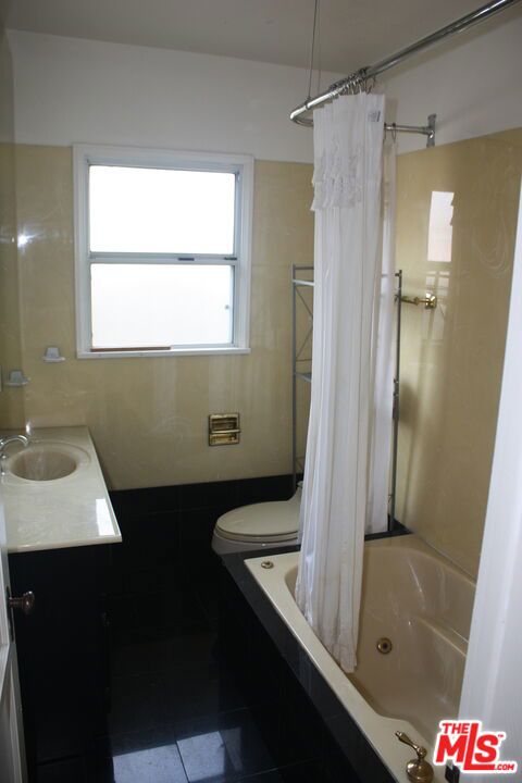 2561 Tilden Avenue, Los Angeles CA: https://media.crmls.org/mediaz/13714b6d-e0be-4b42-b74c-31539ed548d1.jpg