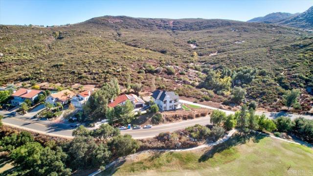 24321 Barona Mesa Road, Ramona CA: https://media.crmls.org/mediaz/1371dff1-01bc-4542-bb70-203361867f3b.jpg