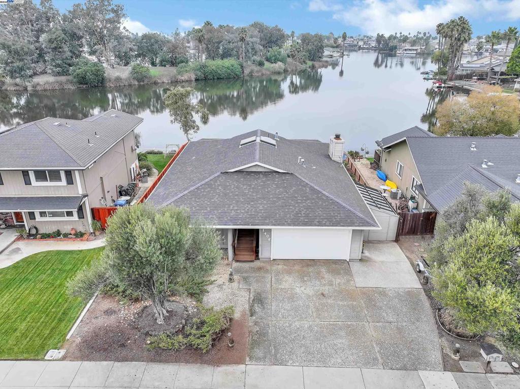1402 Willow Lake