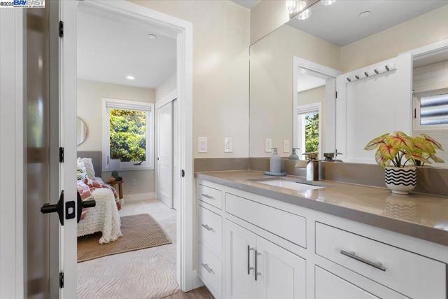 1002 Middle Ave, Menlo Park CA: https://media.crmls.org/mediaz/1373de37-d56e-4310-9919-d31e86909a18.jpg