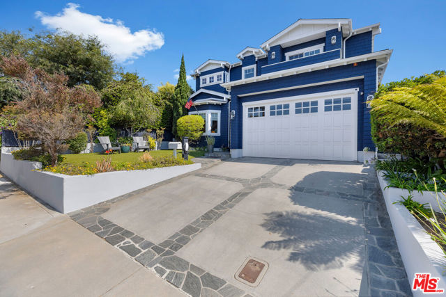 1712 CURTIS Avenue, Manhattan Beach CA: https://media.crmls.org/mediaz/13742165-4cdf-404f-ab95-d8f9f945c015.jpg