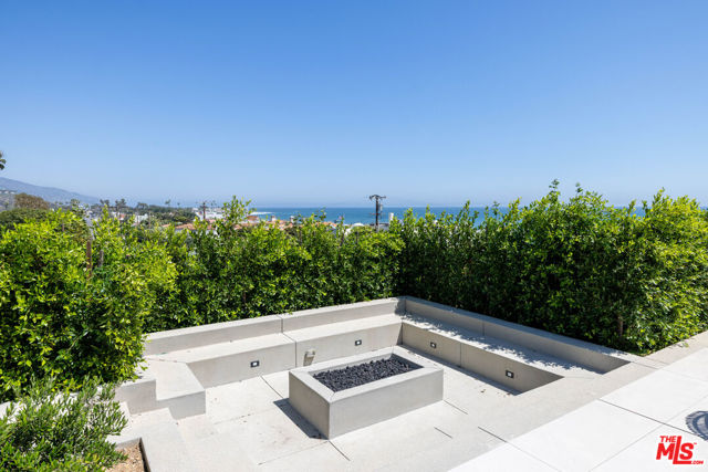23917 Malibu Road, Malibu CA: https://media.crmls.org/mediaz/13750089-001e-42ae-9334-2cad8f649e18.jpg
