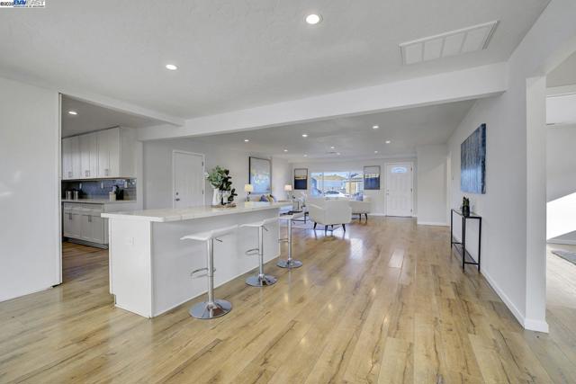 215 Isleton Ave, Oakland CA: https://media.crmls.org/mediaz/1376dda5-ddc0-455a-817c-f78930463bac.jpg