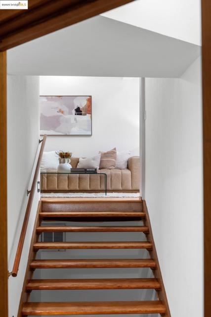 2112 Manzanita Dr, Oakland CA: https://media.crmls.org/mediaz/1376e1b4-a8ec-495a-9bb8-05cac9d0551c.jpg