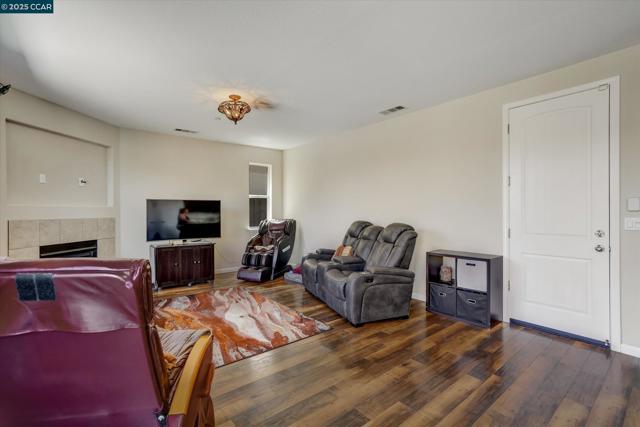 1808 Palacio Dr, Pittsburg CA: https://media.crmls.org/mediaz/13775114-eaea-4d93-b524-2cc68cacd70d.jpg
