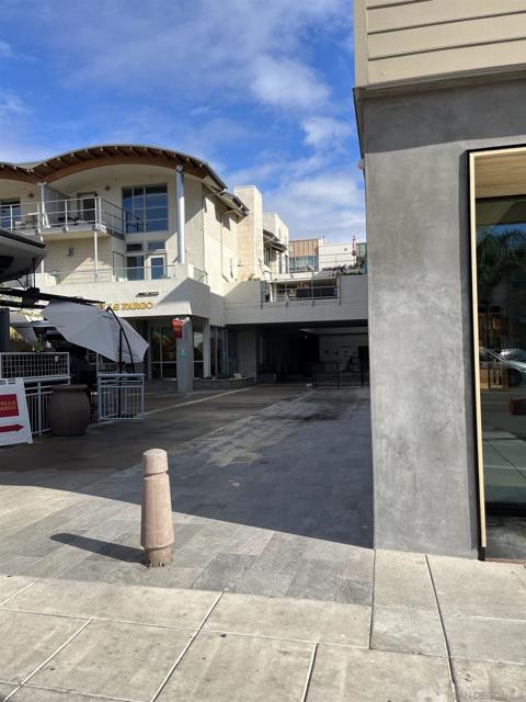 687 S Coast Highway, Encinitas CA: https://media.crmls.org/mediaz/137964f9-5aaa-449a-9725-df831a798add.jpg