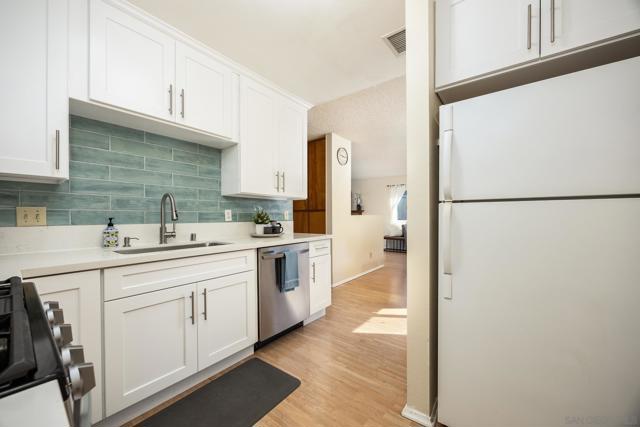 1180 Evelyn St, San Diego CA: https://media.crmls.org/mediaz/137a8580-7bb4-4fb1-86a9-7d7191bef183.jpg