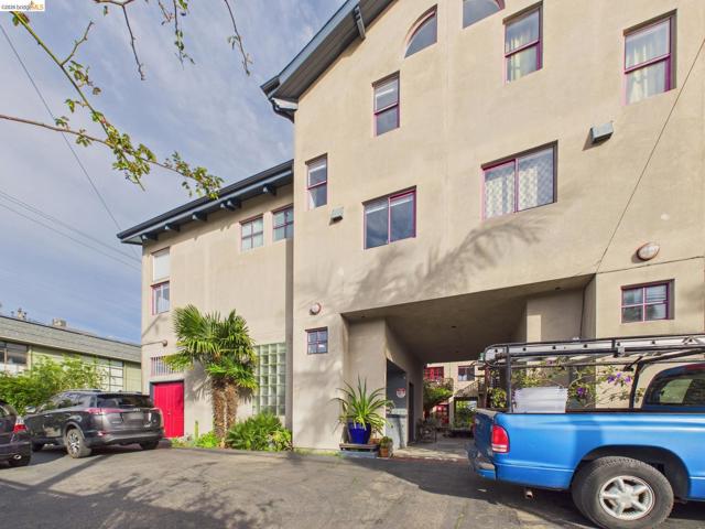 Image 36 of 38 For 2932 Filbert St 2