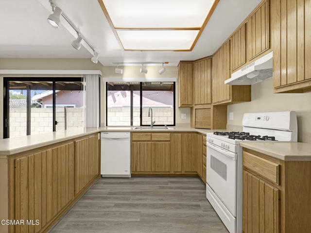 2264 Cochran Street, Simi Valley CA: https://media.crmls.org/mediaz/137c420f-ff62-4f67-a5b9-57a234ca7557.jpg